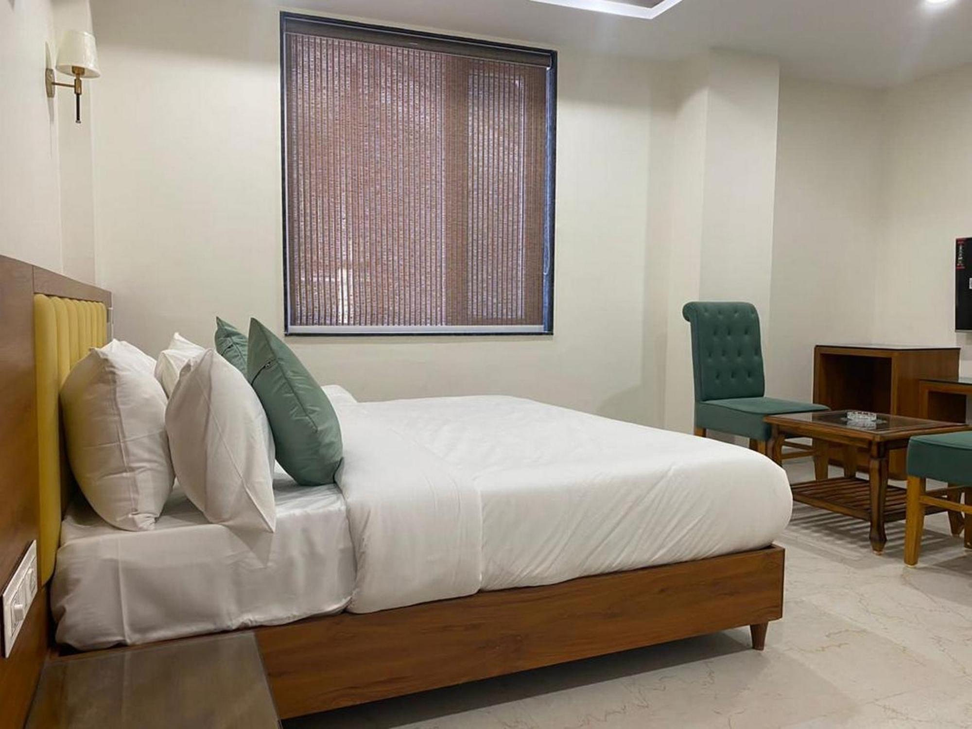 Hotel Eleven Heights Μποπάλ Εξωτερικό φωτογραφία